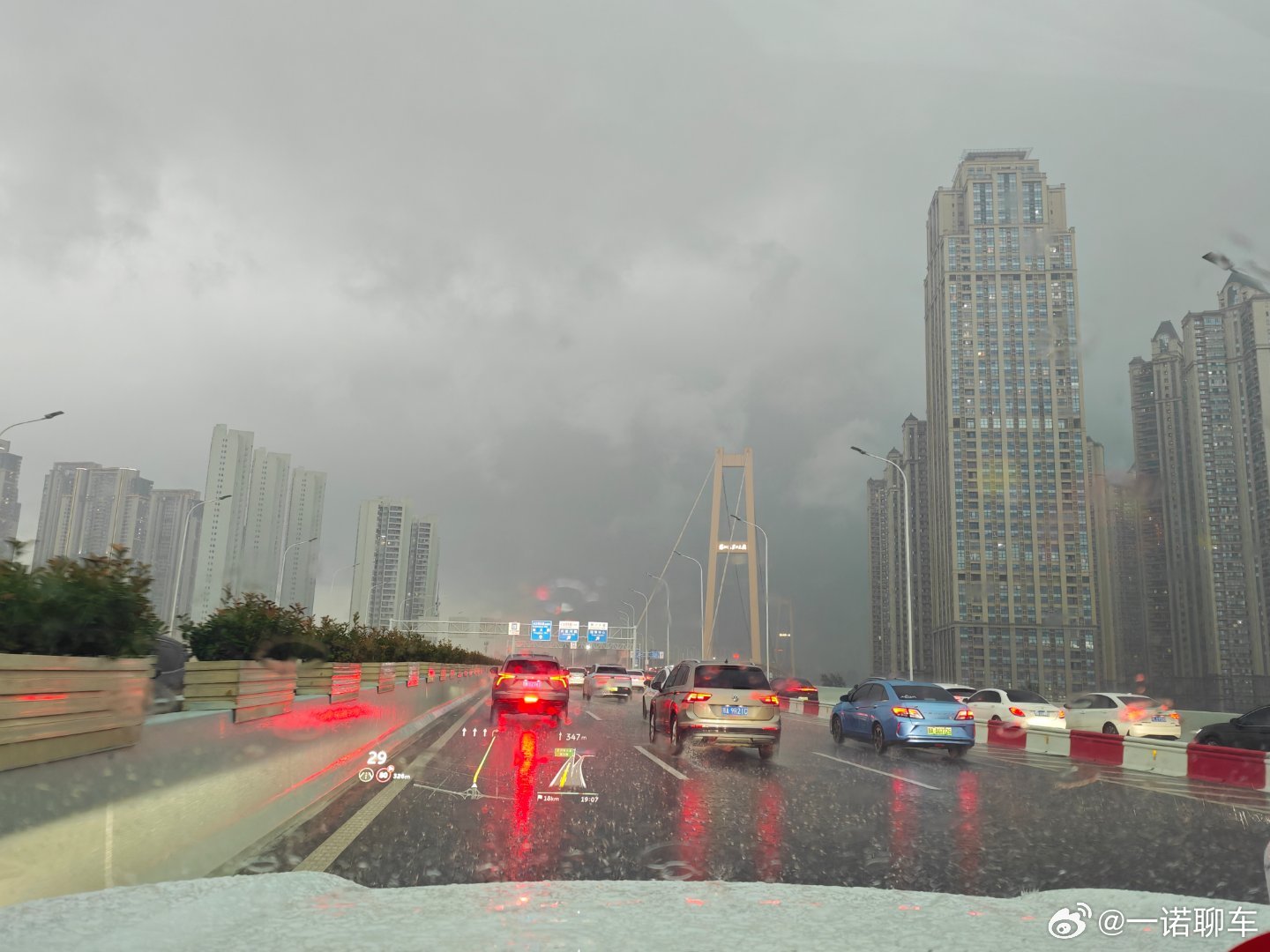 周一晚高峰➕大雨➕三环整修 现在就连杨泗港大桥都已经堵车了 以后得提前半个小时下