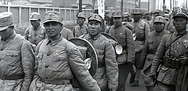 1946年，六千解放军被三万的敌军包围，为了不泄露机密，旅长下令烧毁重要文件，准