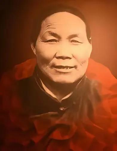 1940年的冬天来得早，山东临沂东盘石沟村的雪下了好几天，村头的土房里飘来小米粥