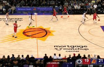 令人心痛！保罗后场“背身运球”，真老了！
北京时间11月7日，快船与太阳的比赛来