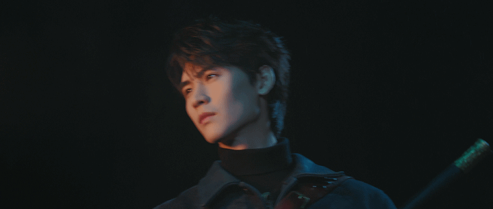 这组写真中的黄俊捷简直就是金十三的现实版！夏弃疾通过镜头展现了他的末世战损感，黄