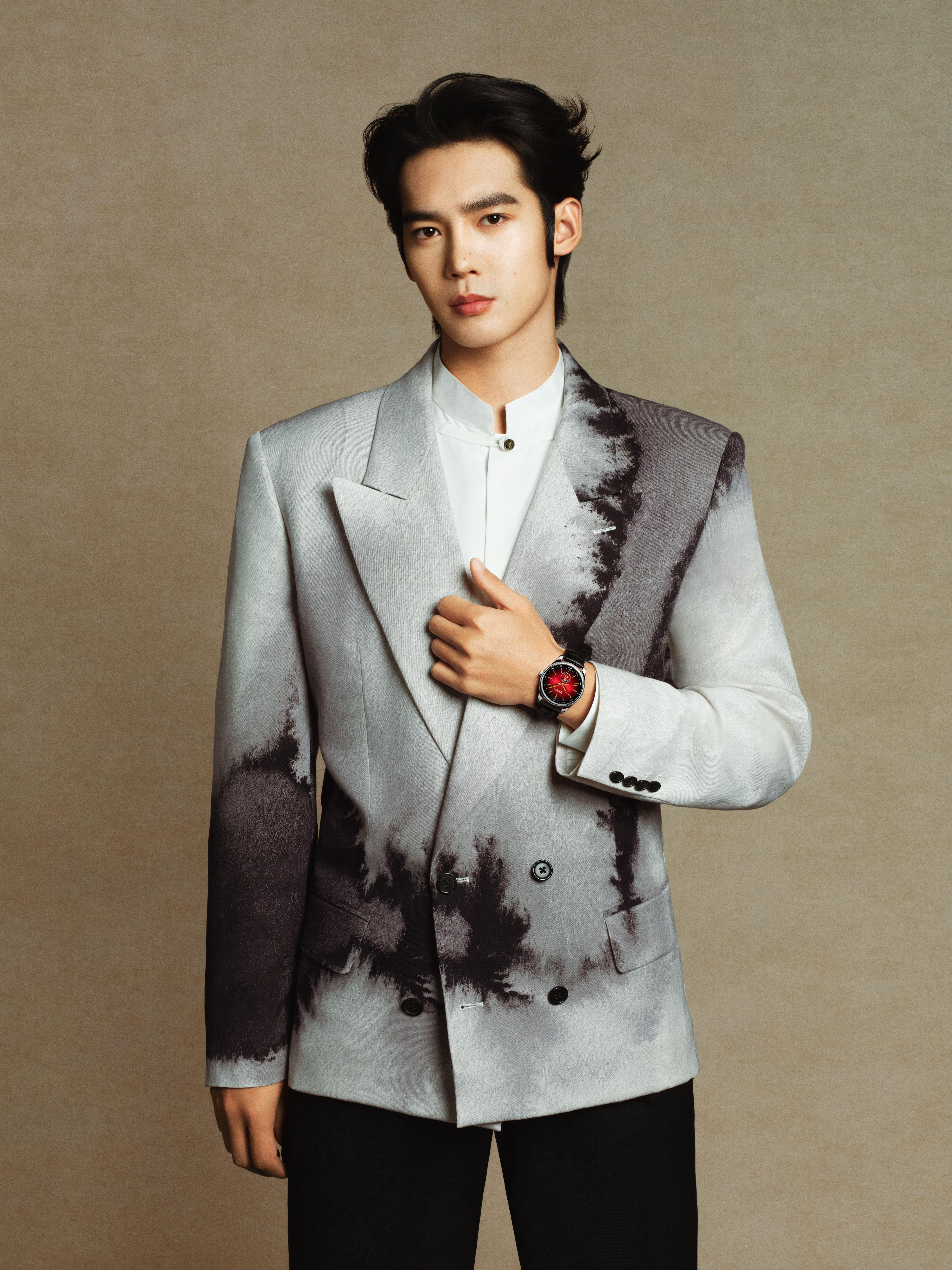 于适官宣LONGINES浪琴表全新优雅形象大使，空降品牌最高title，腕表合约