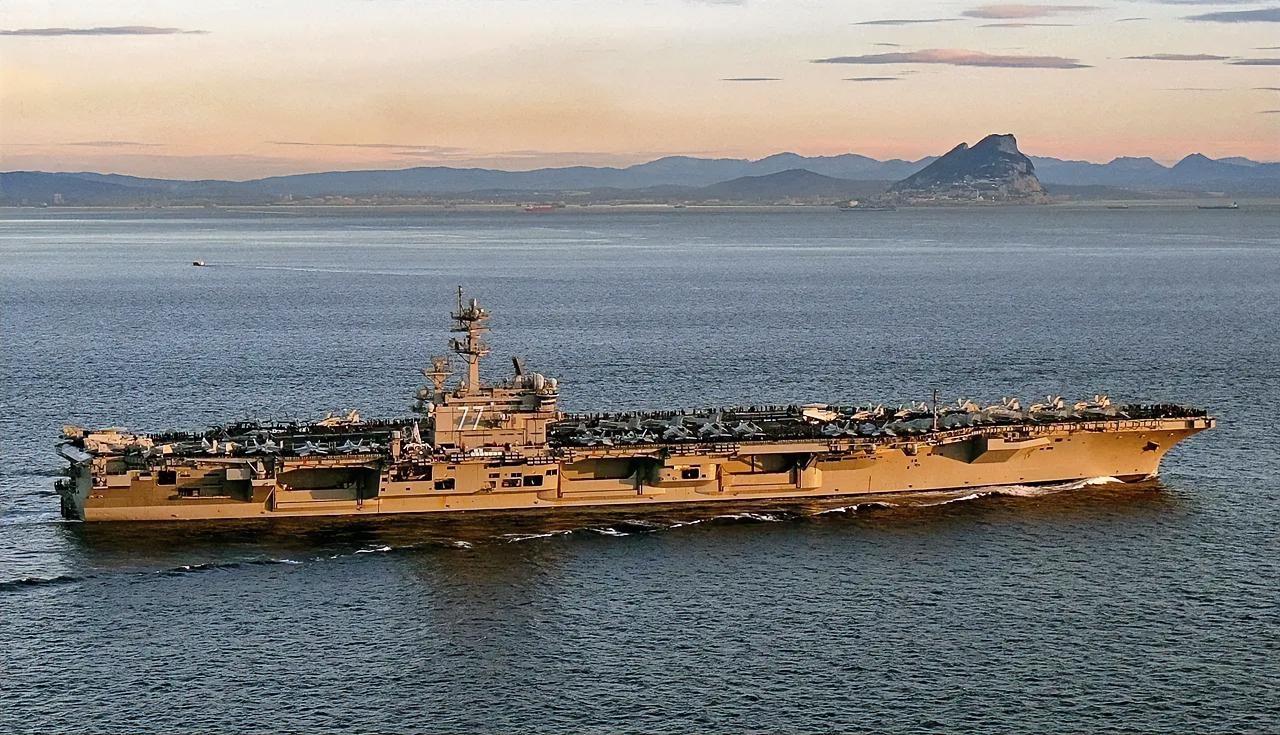 根据船舶自动识别系统显示，美海军“布什”号航母离开诺福克，开始进行作战部署前往中