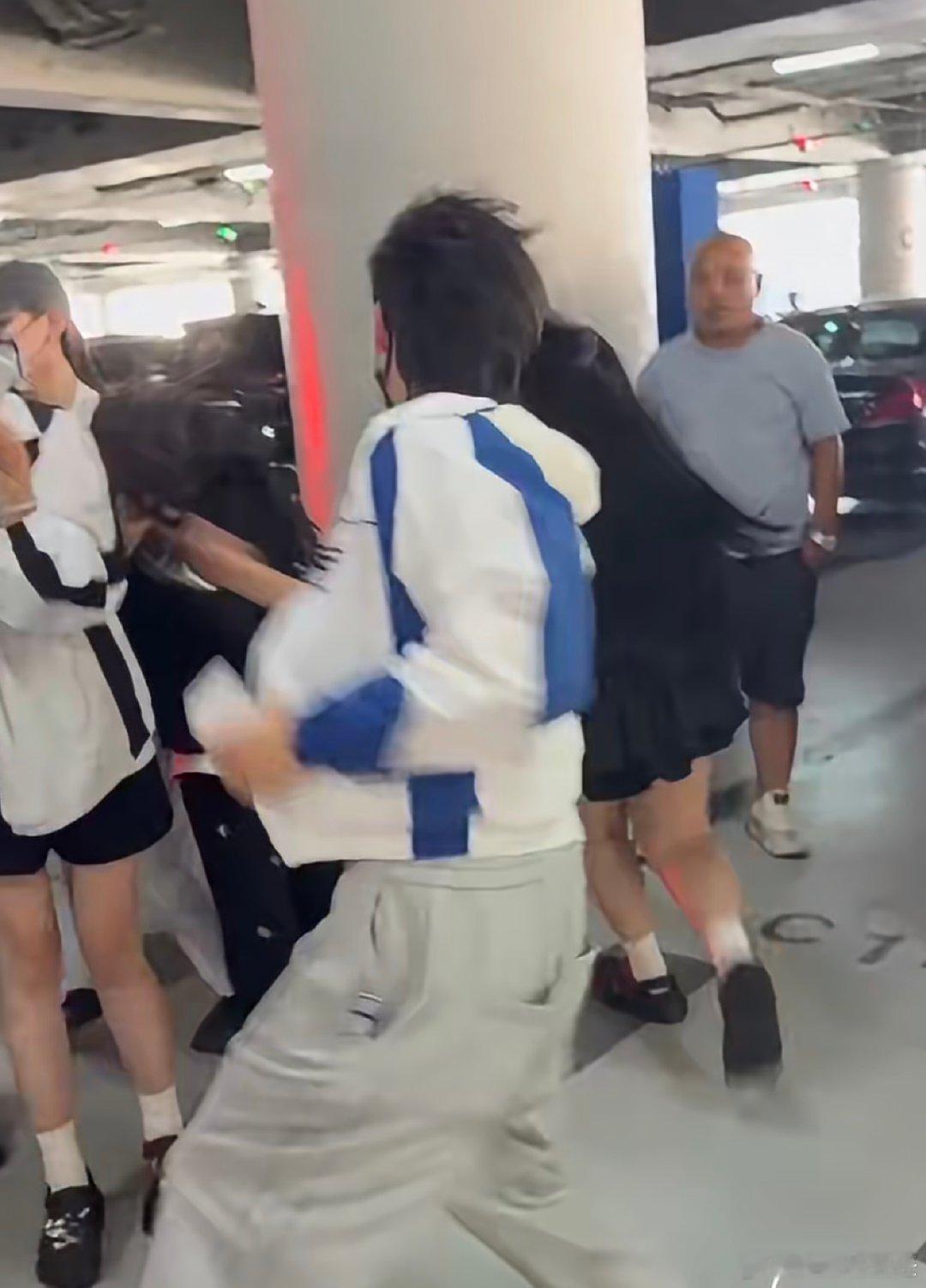 余宇涵疑似给了私生一巴掌余宇涵直接给了私生一巴掌 余宇涵疑似给了私生一巴掌，看得
