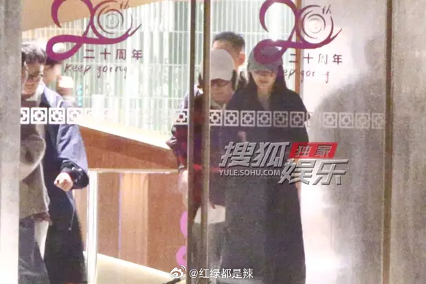 金晨与朋友聚餐吃火锅路透图 ​​​
