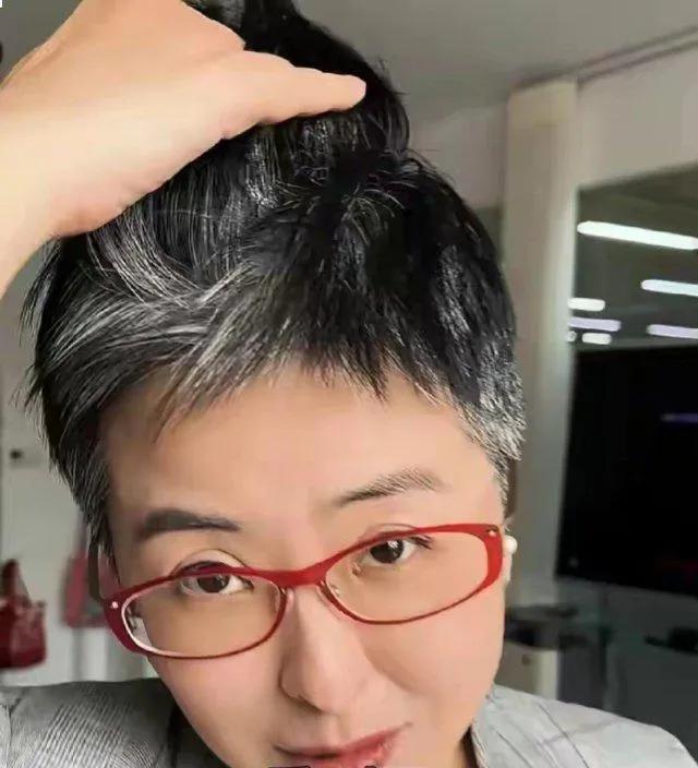万万没想到，她现在的变化竟然这么大啊！

如果不说出名字，你还能认出来她是谁吗？