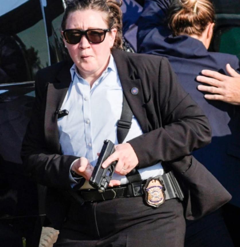 美国特勤局这名女保镖再次火出圈，她第一次出圈是在特朗普遭枪击暗杀那次，手枪一直插