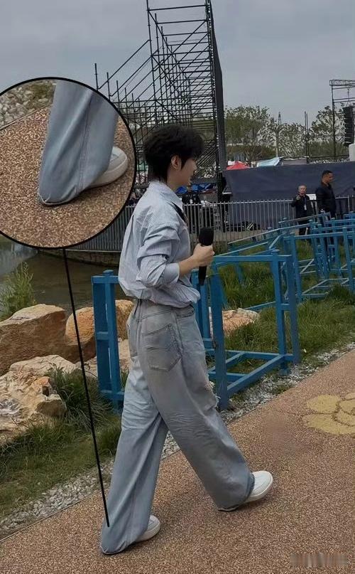一万二的裤子这么踩来踩去不心疼，搁我怎么也得挽起！ 