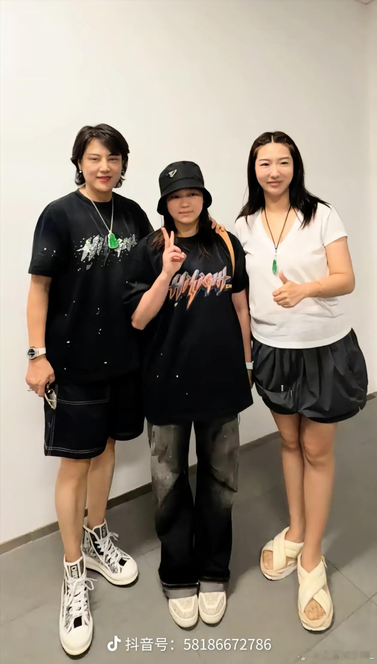 黄子韬演唱会伴手礼韬妈真的好高好有气质难怪有这么帅的儿子，期待下一场杭州演唱会 