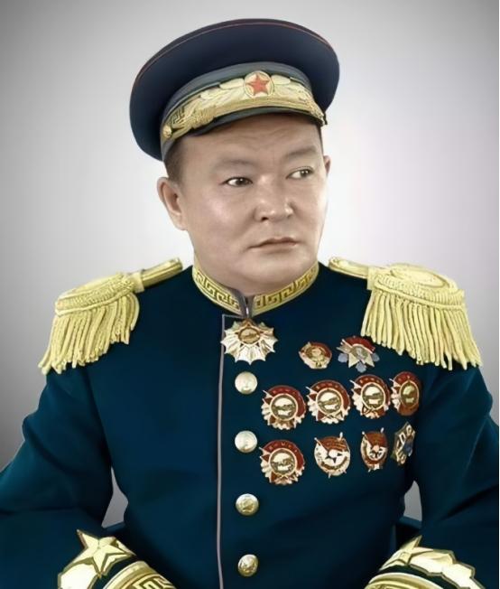 日本在蒙古屯有很多武器弹药，日本战败宣布投降后，这些武器弹药来不及运走，就留在了