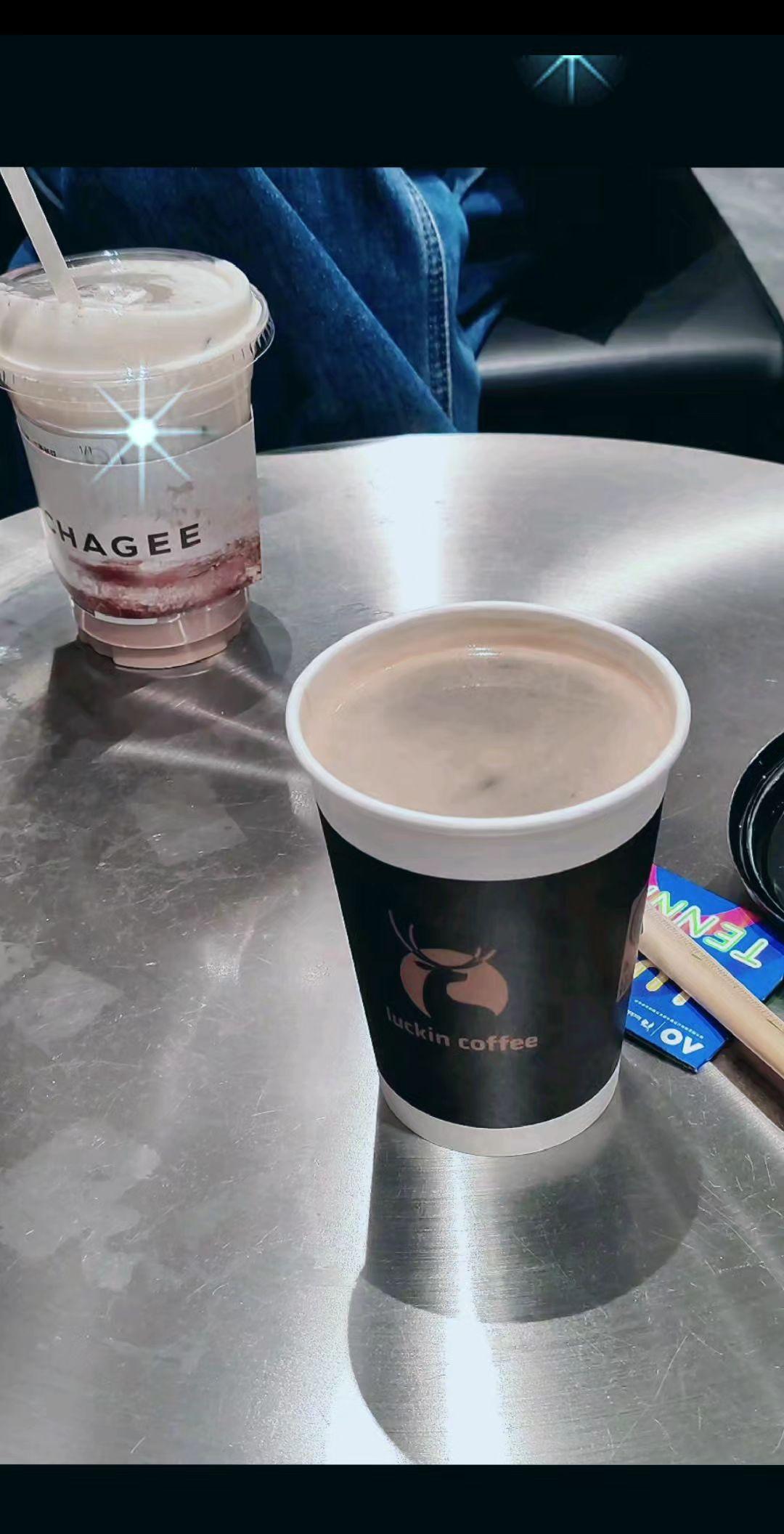 别跟一杯咖啡较劲，它苦你加糖，他酸你加奶，它淡了你换一家，人也是一样…