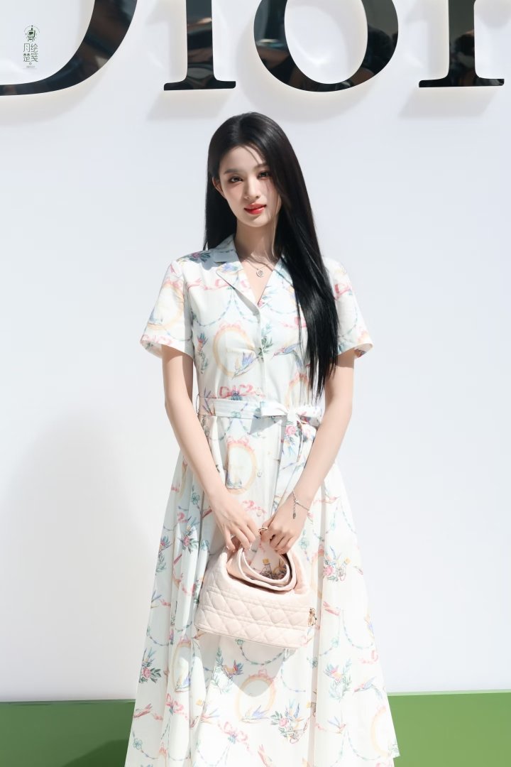 盘点小花现存成衣奢 ：周也:迪奥王楚然:迪奥张婧仪:Burberry田曦薇:Gu