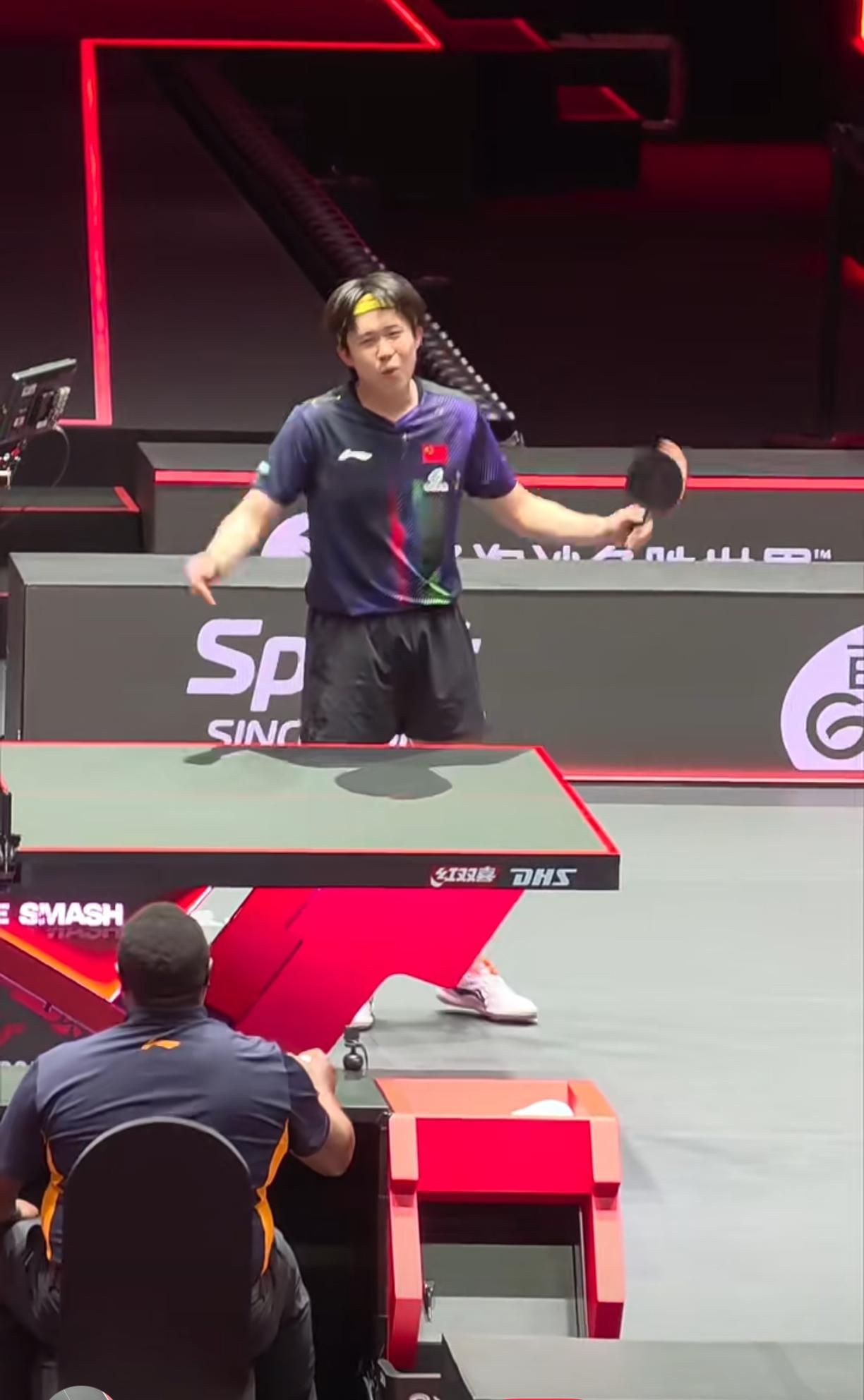 王楚钦：兄弟我真没空跟你闹， 我对手都快倒下了[捂脸]
裁判，你看看我的对手，我