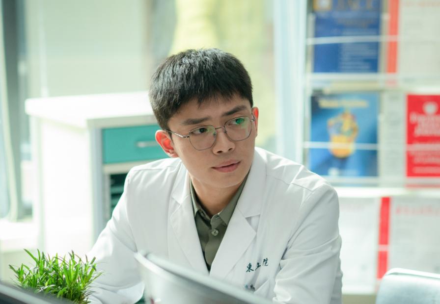 当病人亮出“刀”的一霎那，他勇敢地冲上去挡在老师面前，这一看就是出于本能。

其