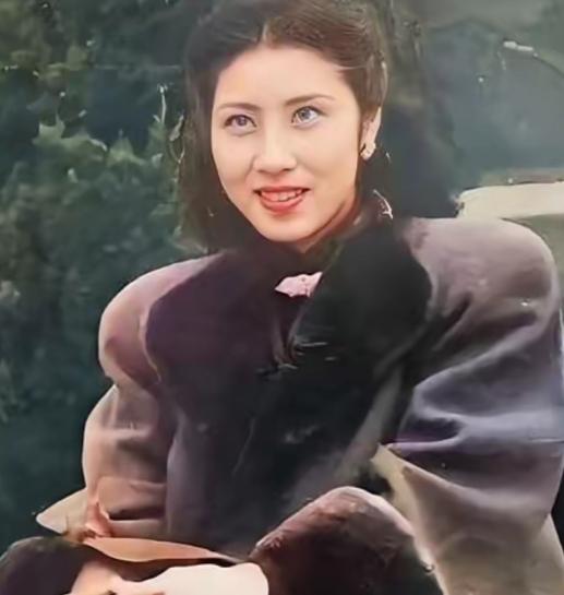 她19岁为张灵甫守寡，张灵甫死后蒋经国想趁虚而入，屡次三番骚扰，王玉龄无奈之下只