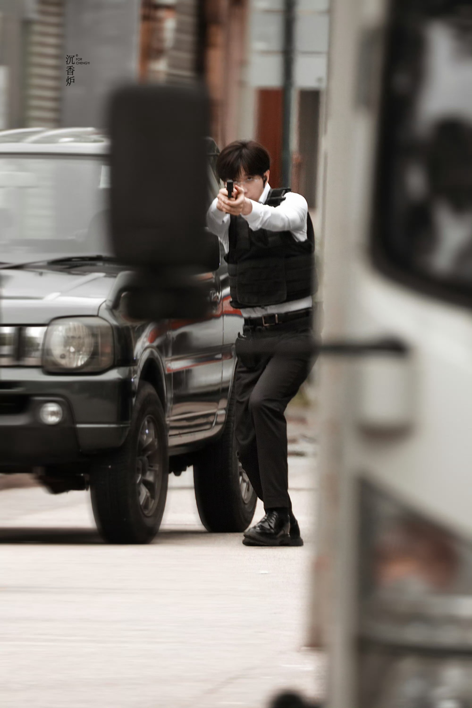 成毅防弹衣造型路透港风禁欲男神上线，成毅全新角色惊艳，今日防弹衣造型配上枪支路透