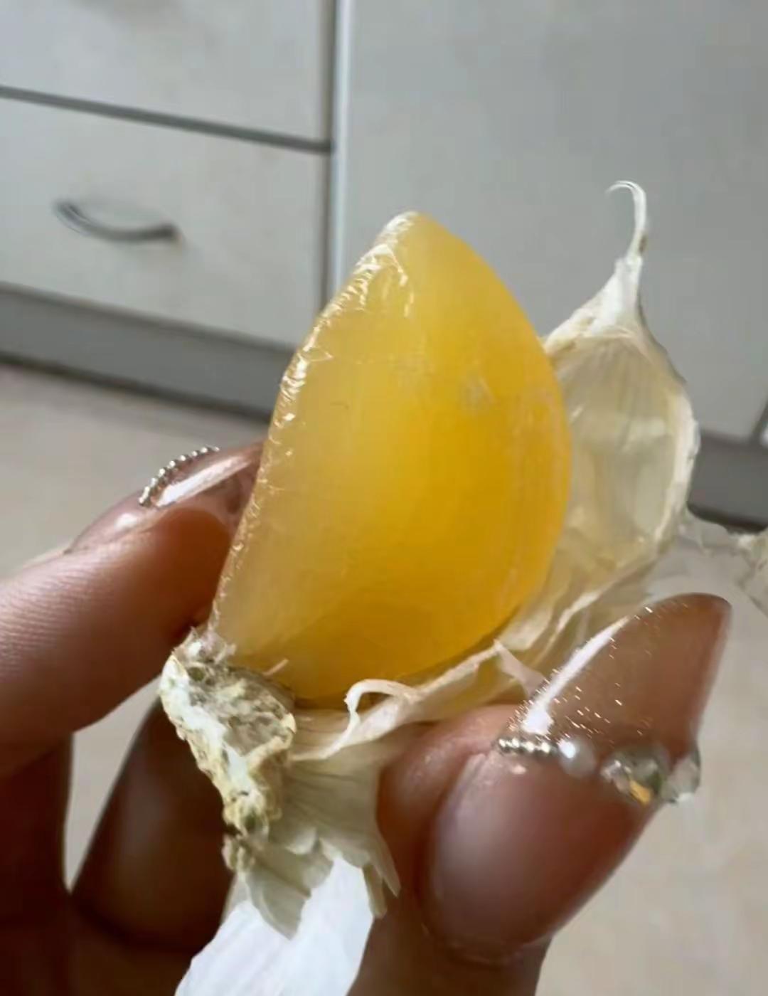 闻着有蒜味 看着像瓣橘子 认真求科普⸝⸝ 谁知道这是什么 这到底是啥 奇怪的东西