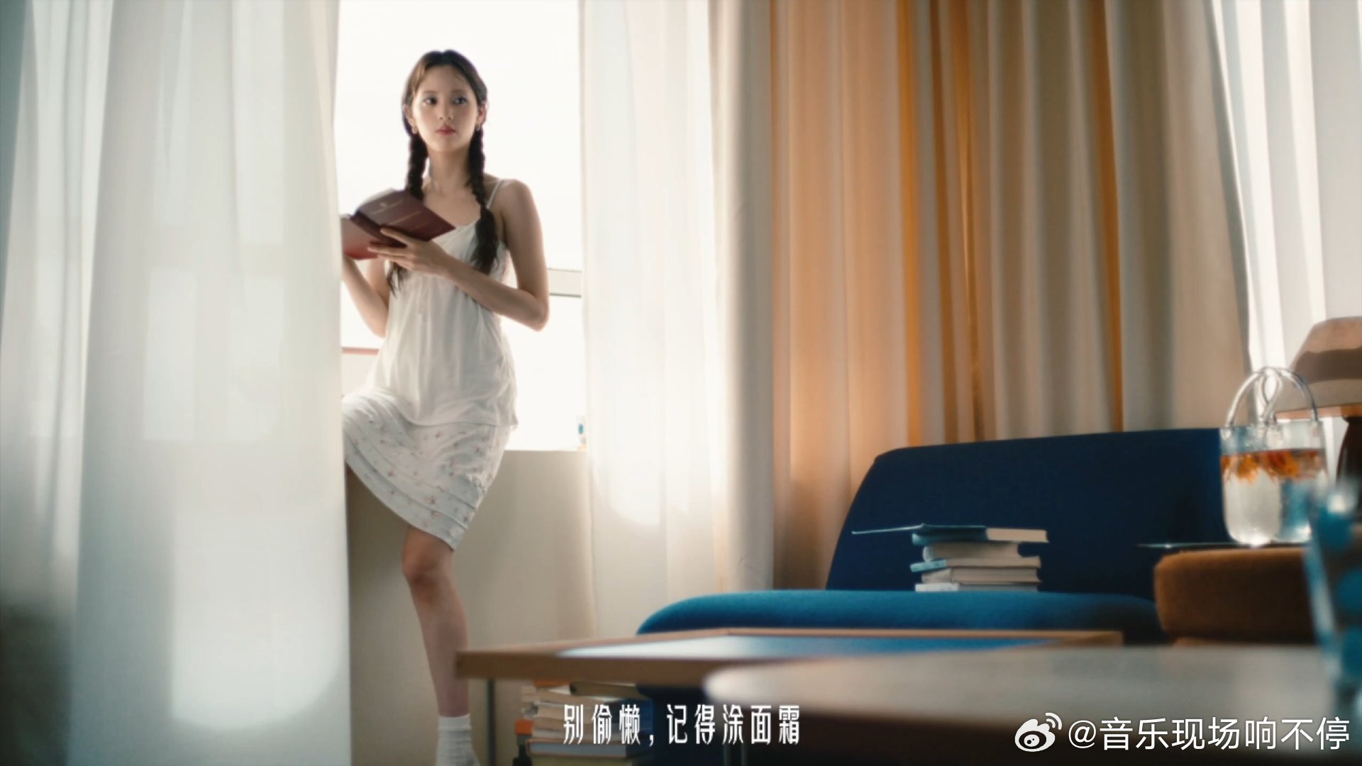 欧阳娜娜天猫七夕氧气少女感 自带青春滤镜的镜头画面，松弛随性的造型搭配温柔神态，