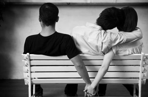 已婚女被白嫖3年，还倒贴2万！湖北荆门，女子瞒着老公，悄悄跟情人交往3年，多次为