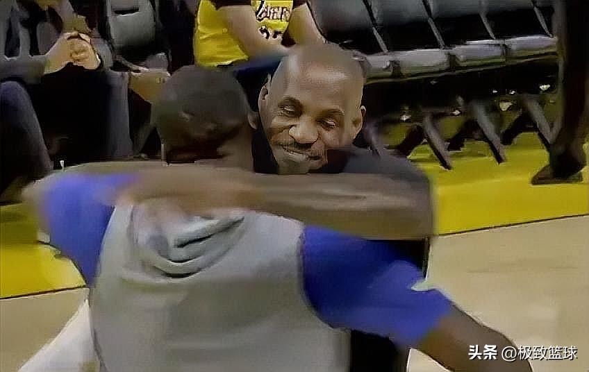 詹姆斯和追梦格林真是“相亲相爱”啊！

在今日湖人迎战勇士的热身环节中，格林在左