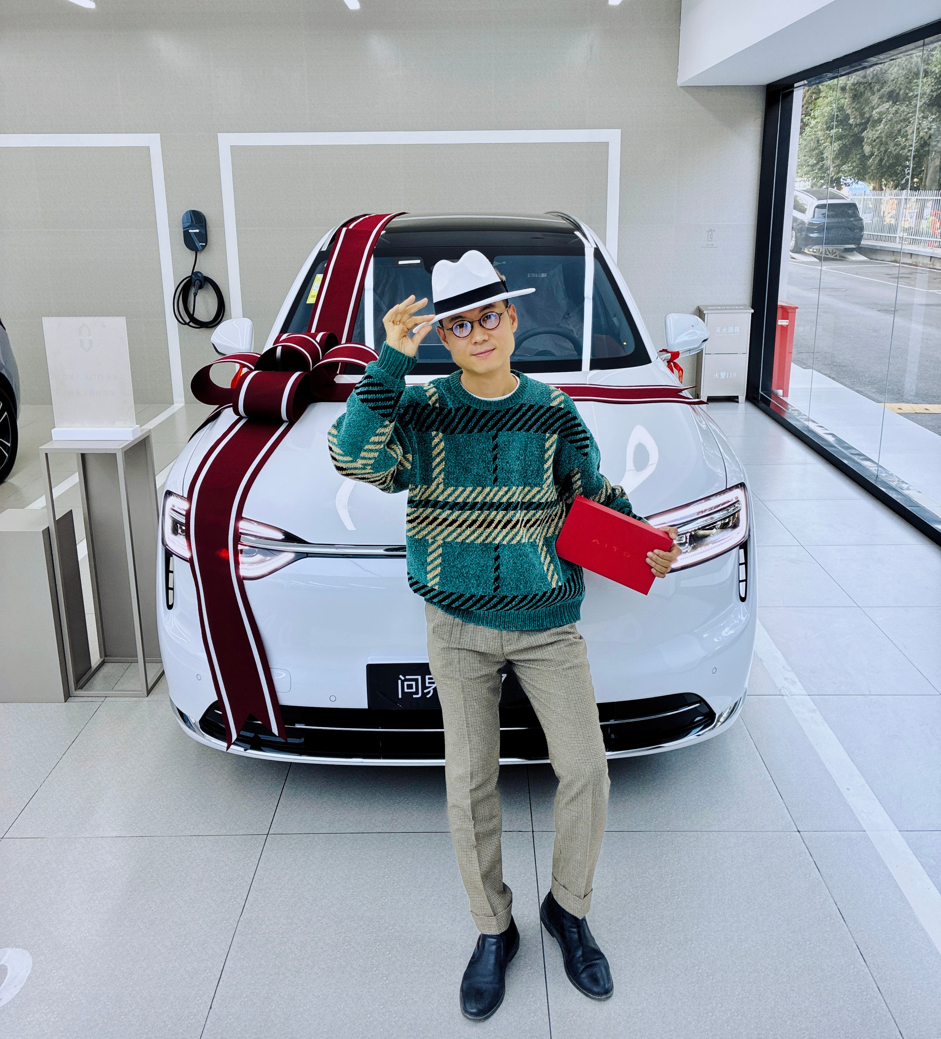 年轻人提车需要仪式感吗问界M7我得意打扮了下，还配了个绅士帽。所以我的答案是：Y