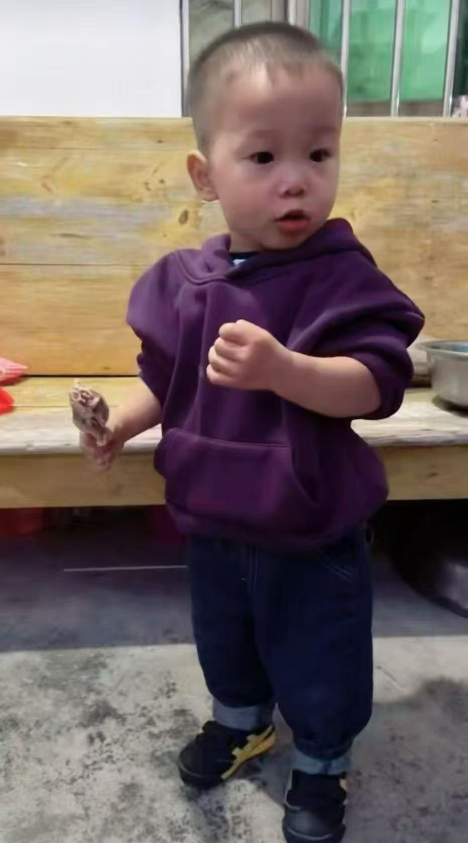 寻人启事，帮忙转发，希望能尽快找到孩子。
寻人启事 好人一生平安 关注儿童安全 