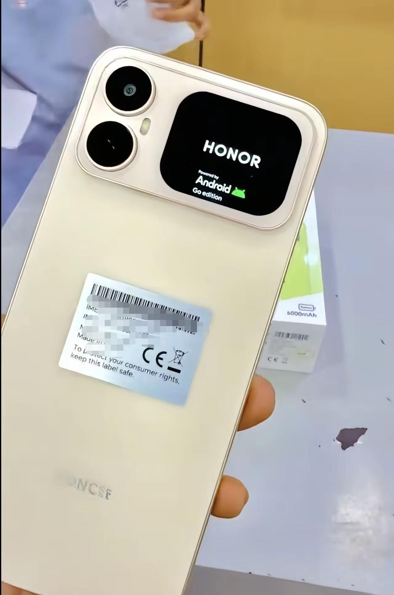 宝子们，荣耀700真机曝光！
这个系列颜值没得说，友商旗舰机才有的背屏也安排上了