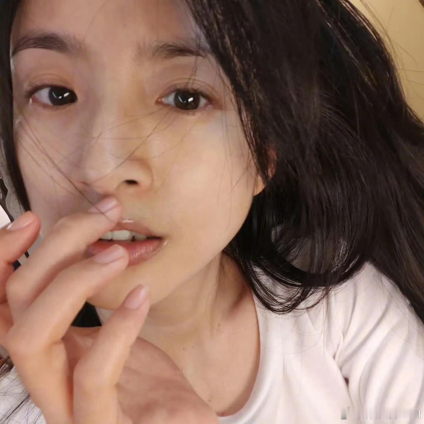 林依晨辣出痛苦面具看得出来这道当地菜肴辣味很重，林依晨吃下之后，整张脸都被辣得绷