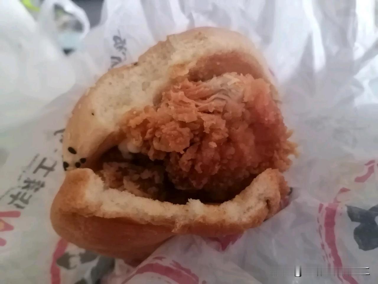中午吃了2个鸡肉堡，只花了1分钱。昨晚无意发现有优惠券，果断下单，于是今天吃了顿