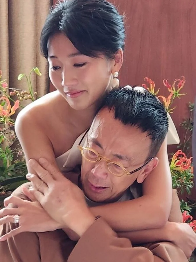 郑丹瑞见证女儿注册结婚！父女拥抱哭成泪人