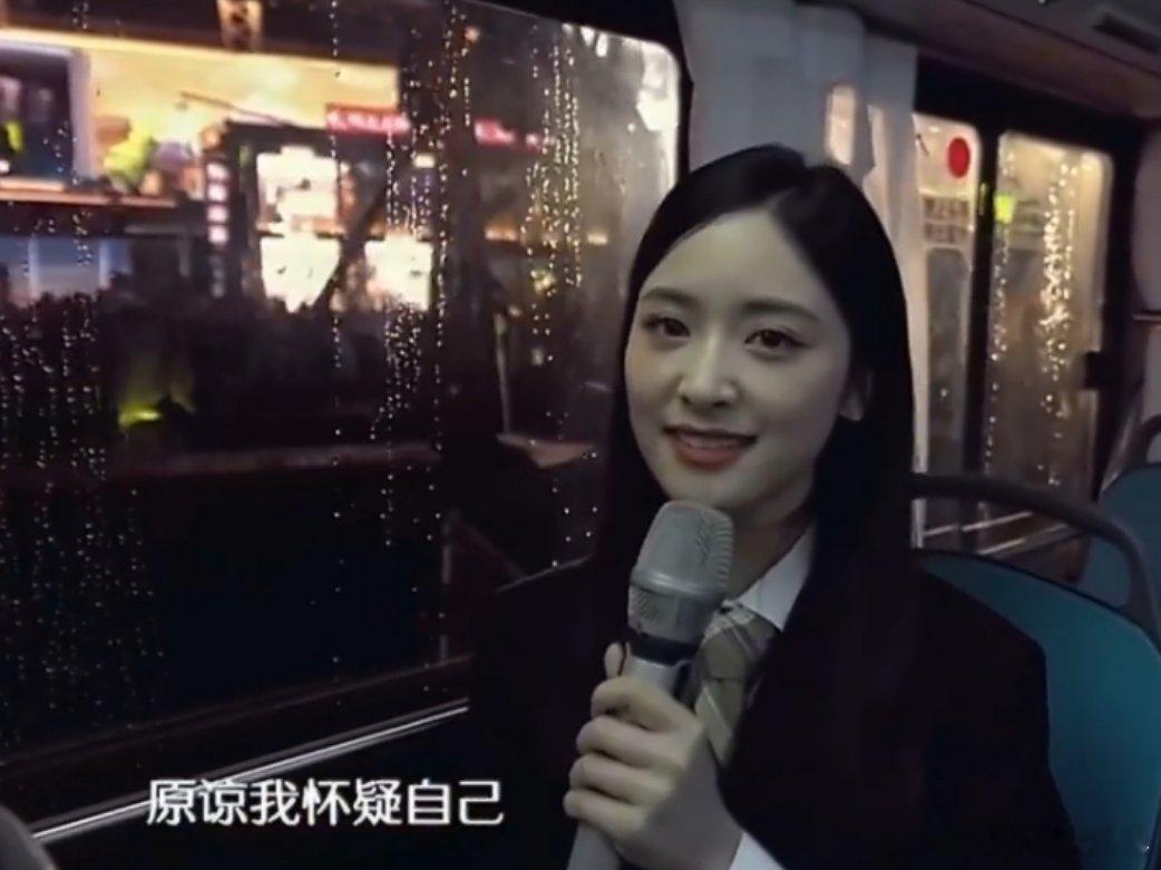 假唱 镜头感太好了，高音非常稳的就上去了，甚至表情都在微笑。至于是不是假唱？我只