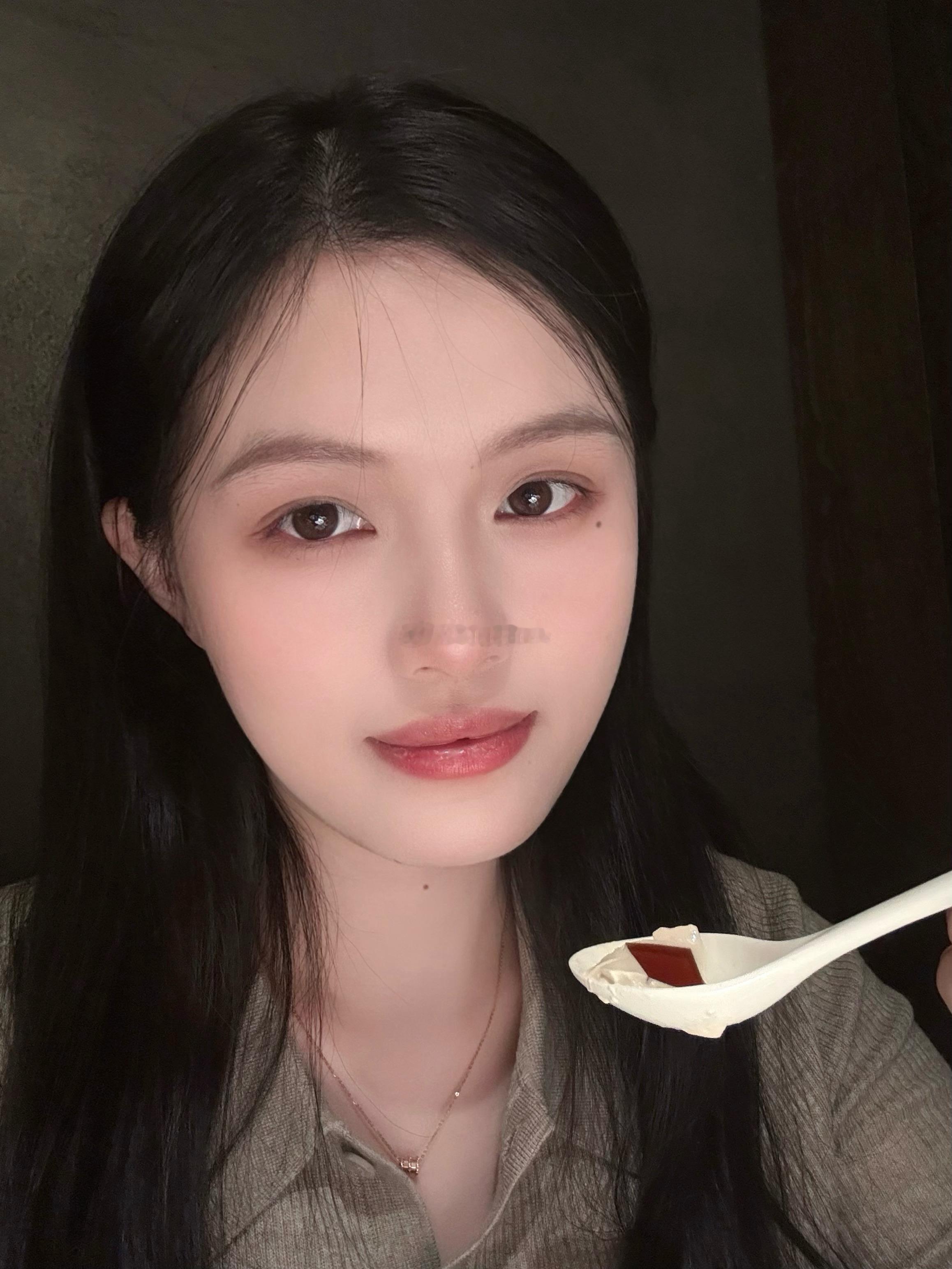 爱美食 爱自拍 爱打牌 爱旅游 吃吃喝喝的同时也要自律运动 身材管理哈哈哈 我的