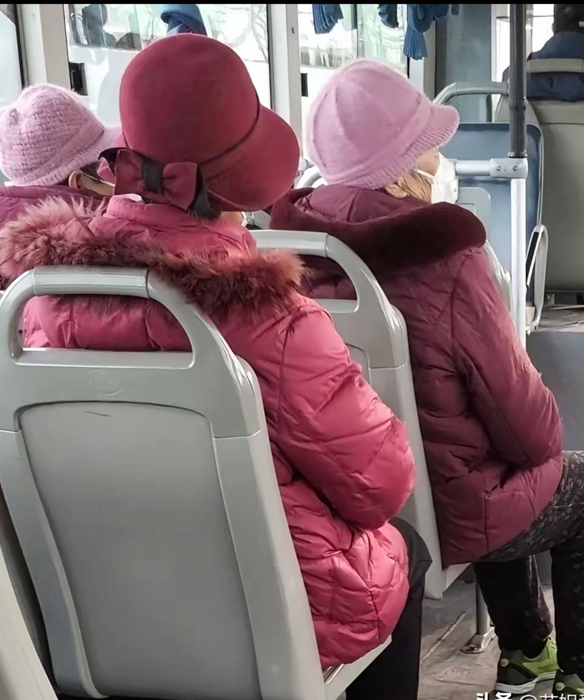 别再误会了！大妈戴帽子不是为了美，背后原因太扎心！
 
       以前总不懂