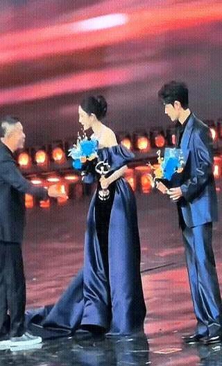 大佬当众一脚踢开杨幂碍事的长裙，她竟然连眼神都没晃一下。
 
没错，就是微博之夜