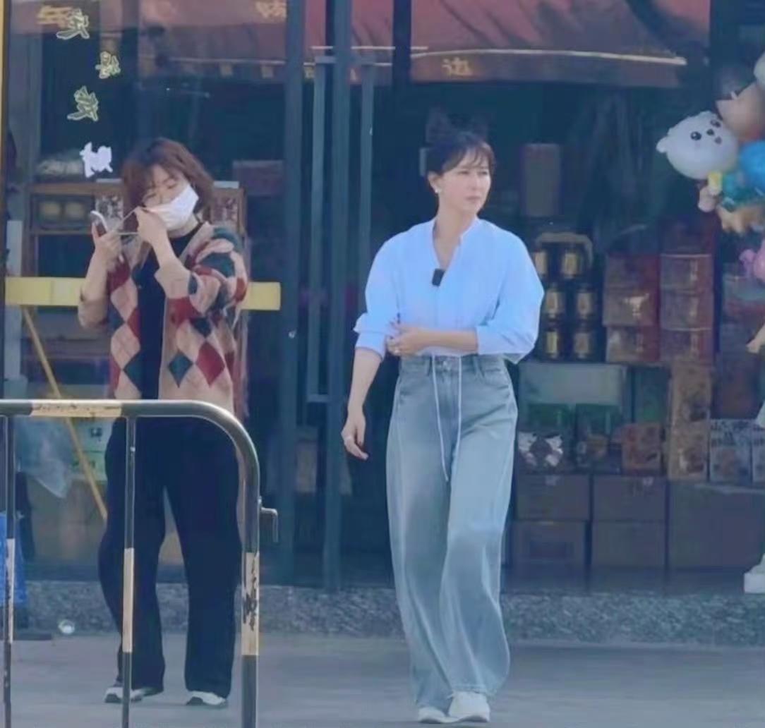 近日，48岁的演员胡静在潮州一家大排档用餐时被网友偶遇。她身穿简约休闲装，气质出