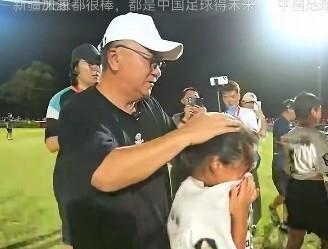 点球丢了的瞬间，新疆队那个穿20号的小姑娘整个人缩成了团，把脸死死捂进了球衣里。
