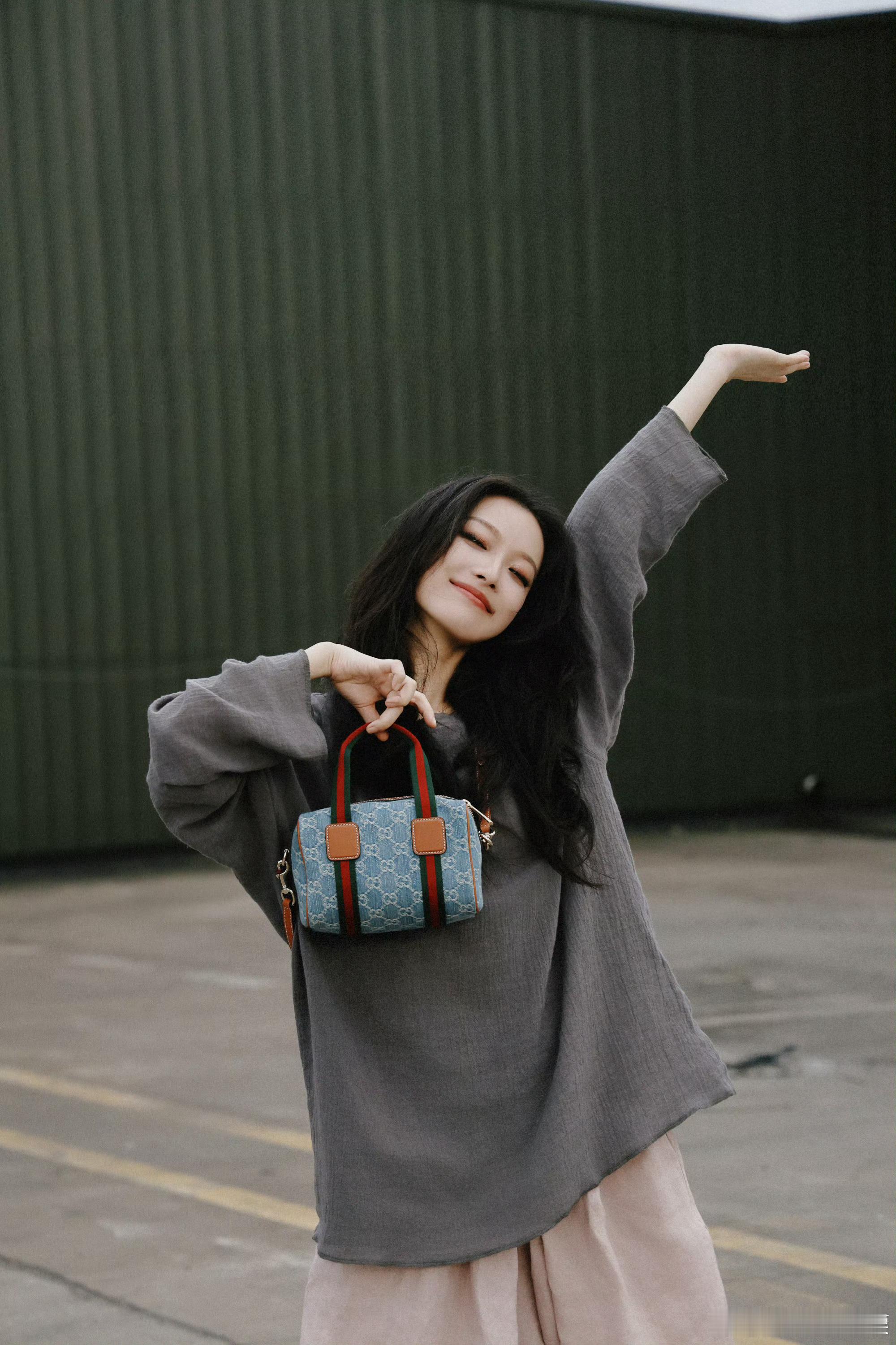 倪妮烟熏妆生日大片倪妮37岁生日照倪妮37岁生日照，美的，[送花花][送花花] 