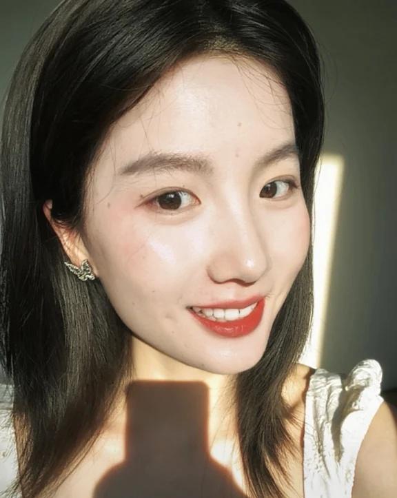 明媚。
怼脸拍高清镜头  光落在脸上