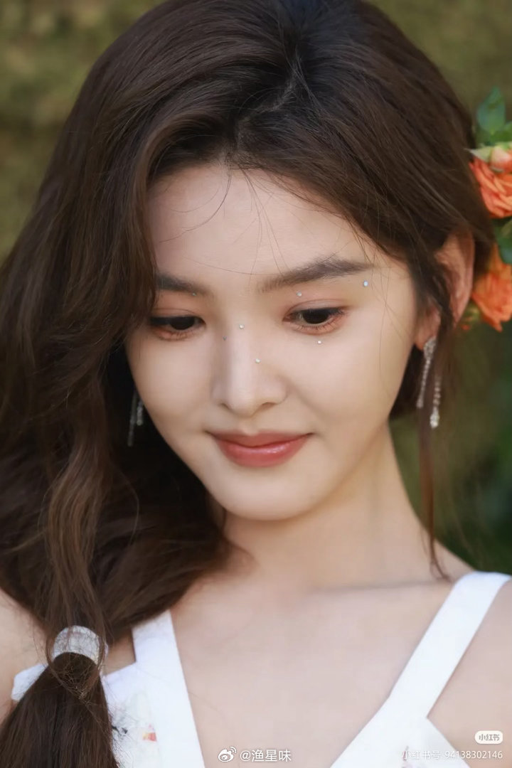 我终于明白为什么我觉得章若楠不算很美了我说不出来原因，就是她面中和鹿晗一样，有人