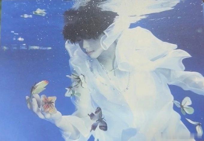 陈奕恒水下写真 陈奕恒解锁水下写真大片，水波环绕周身，朦胧滤镜自带破碎美感，安静