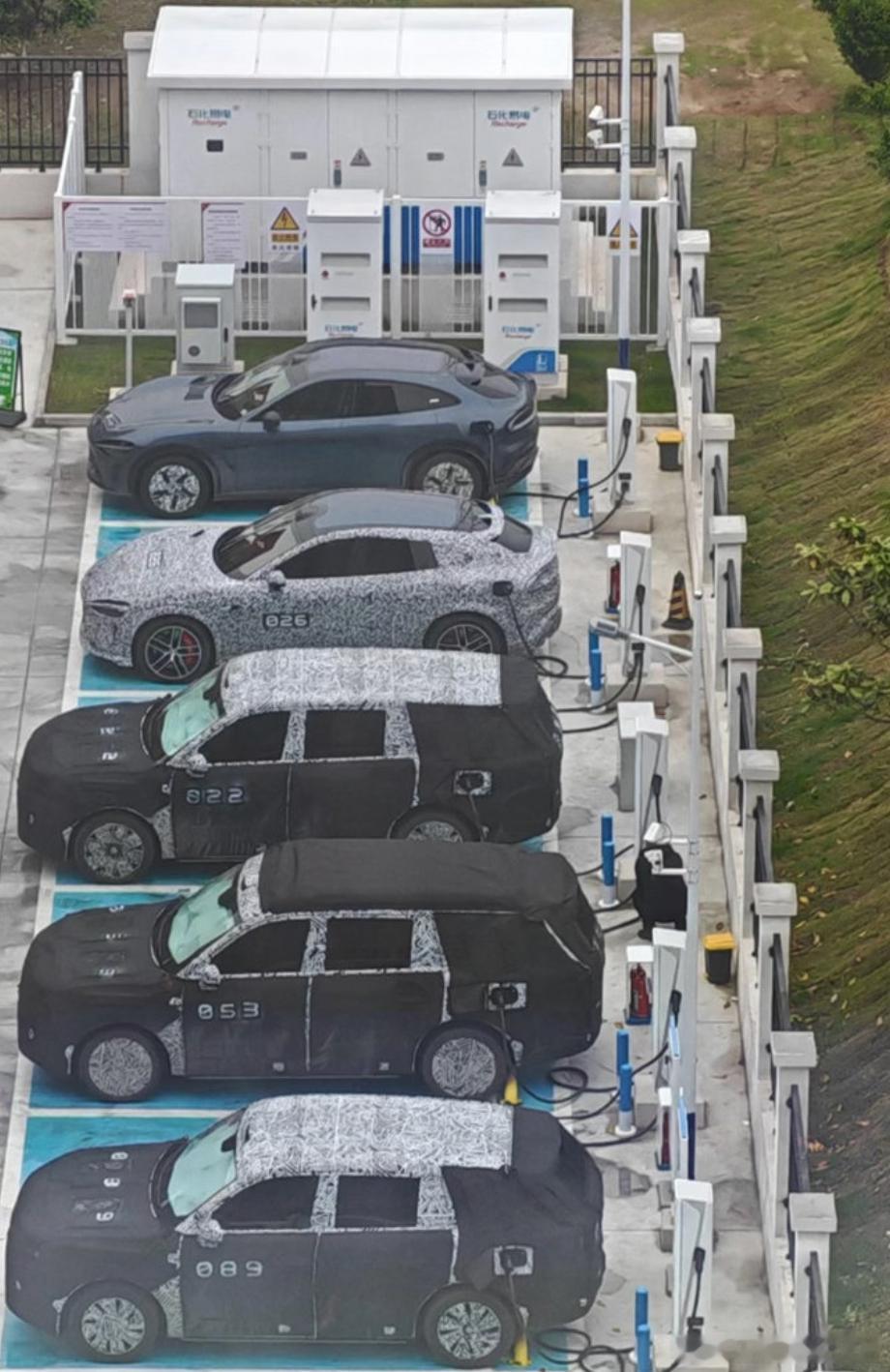 小米YU7在YU9面前，显得格外小巧大v聊车