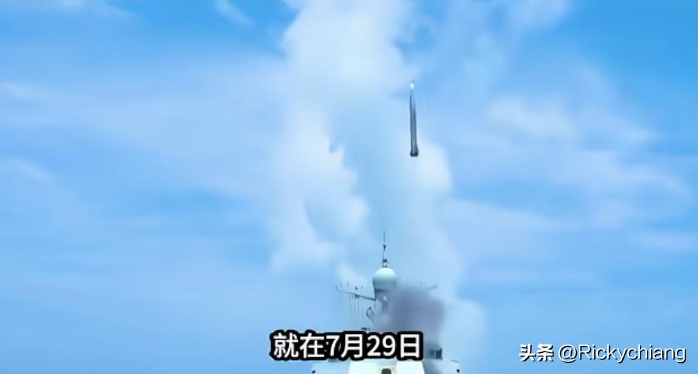 鹰击20从052D甲板上升空的画面！直接宣告美国航母编队在太平洋嚣张的日子到头啦