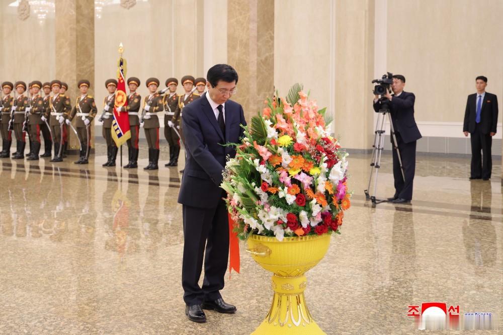 中国党政代表团在朝活动，出席招待会、参观中央干校，参谒锦绣山太阳宫。 