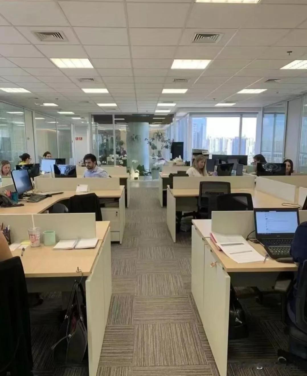 研发同事质问薪酬HR：加班费按基本工资算，请假按全额工资扣，这合理吗？HR总监：