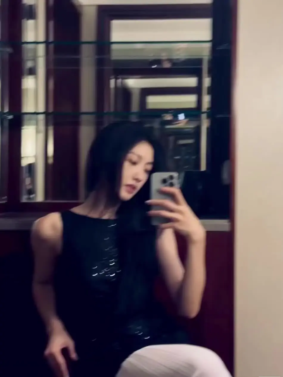 脑子是理性的 心是感性的 所以清醒的看着自己沦陷.