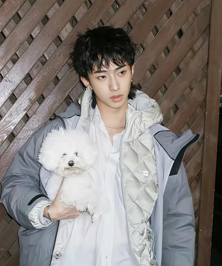 爱与不爱，藏在最不起眼的细节里。
 
伊能静说过一件事，大儿子恩利长到7岁，都没