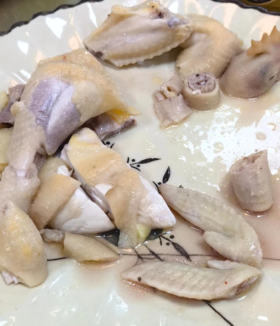 专门跑到清远黄花镇的裙峰农庄吃白切鸡，点的是168元一只的走地鸡，端上来之后尝着