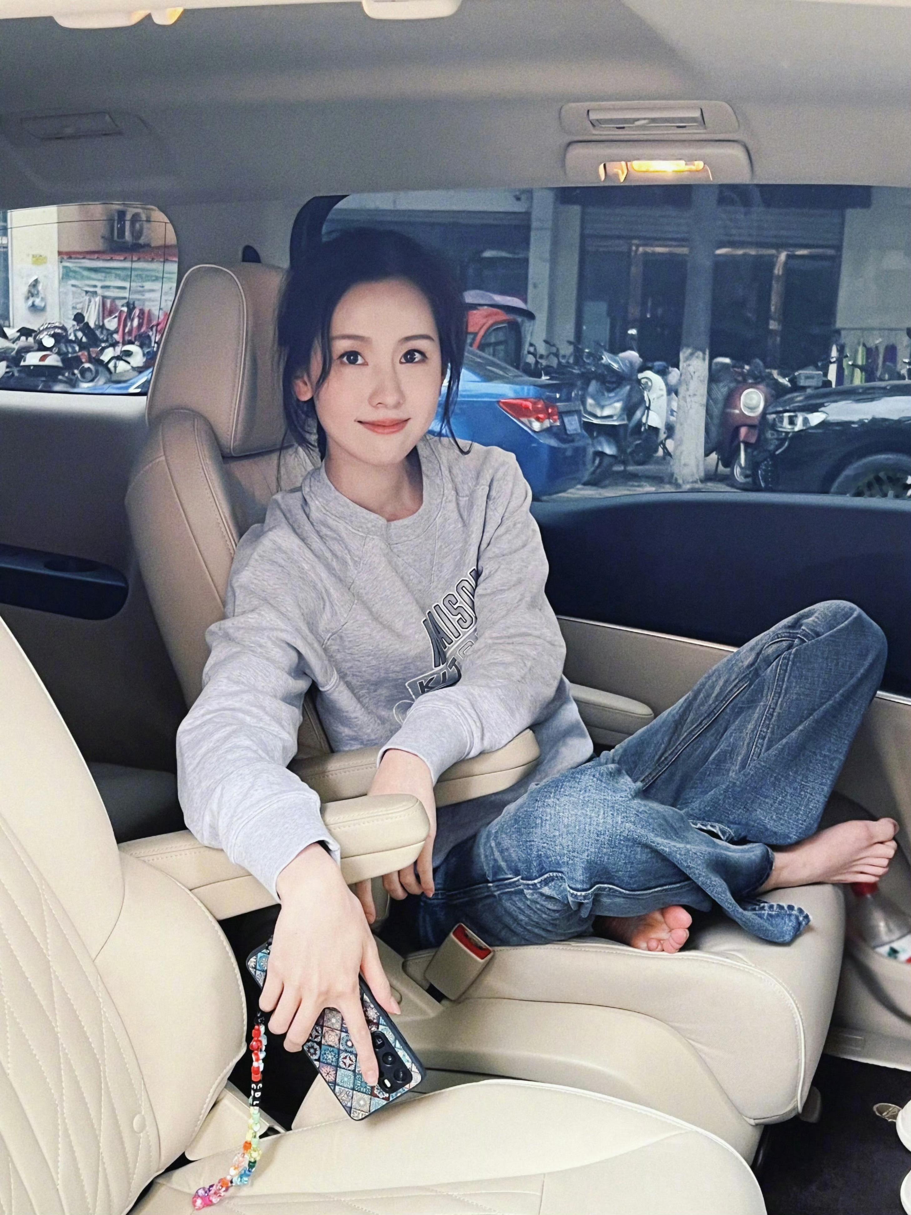 陈都灵车内日常感觉不太好吧 又不是自己的车 光脚在车里踩来踩去的 ​​​