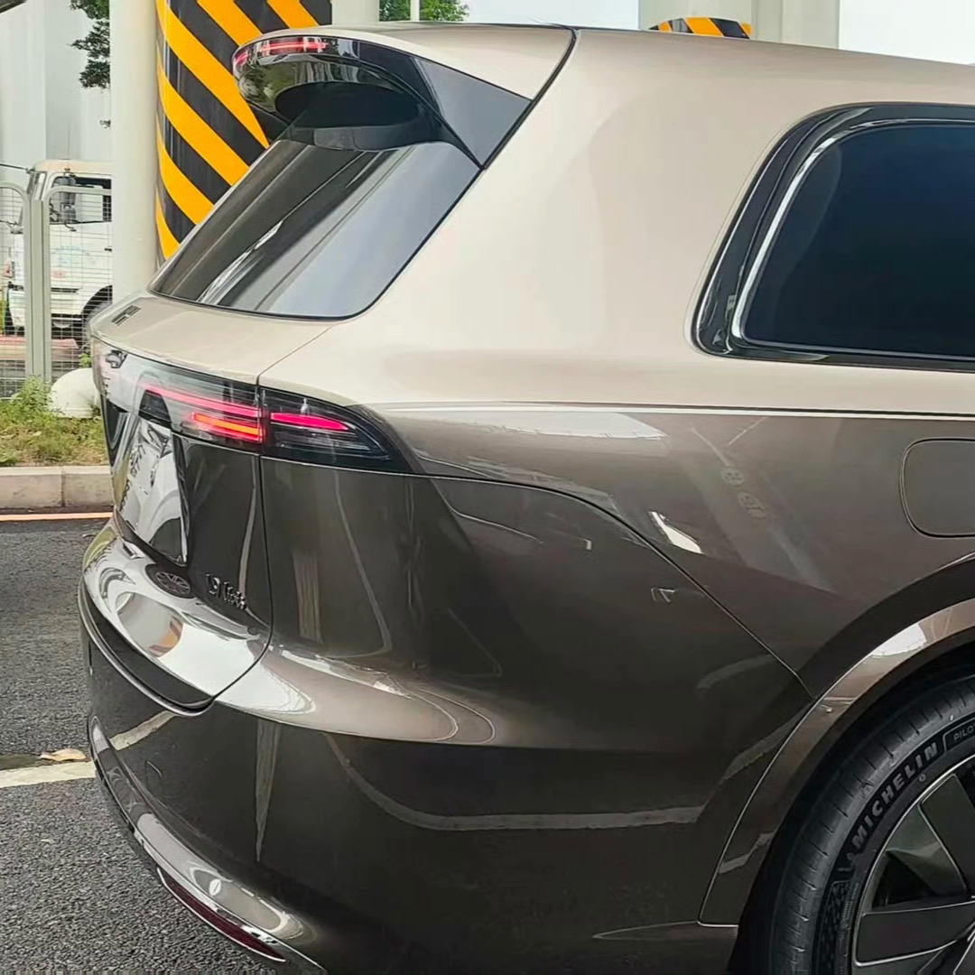 全新理想L9尾部的型面和线条明显更锋利，相比现款变化挺大的配合更粗壮的D柱，增强