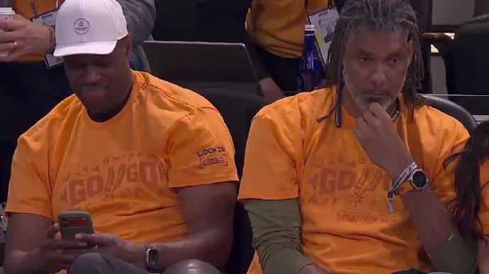 两位名宿也来现场看球了！